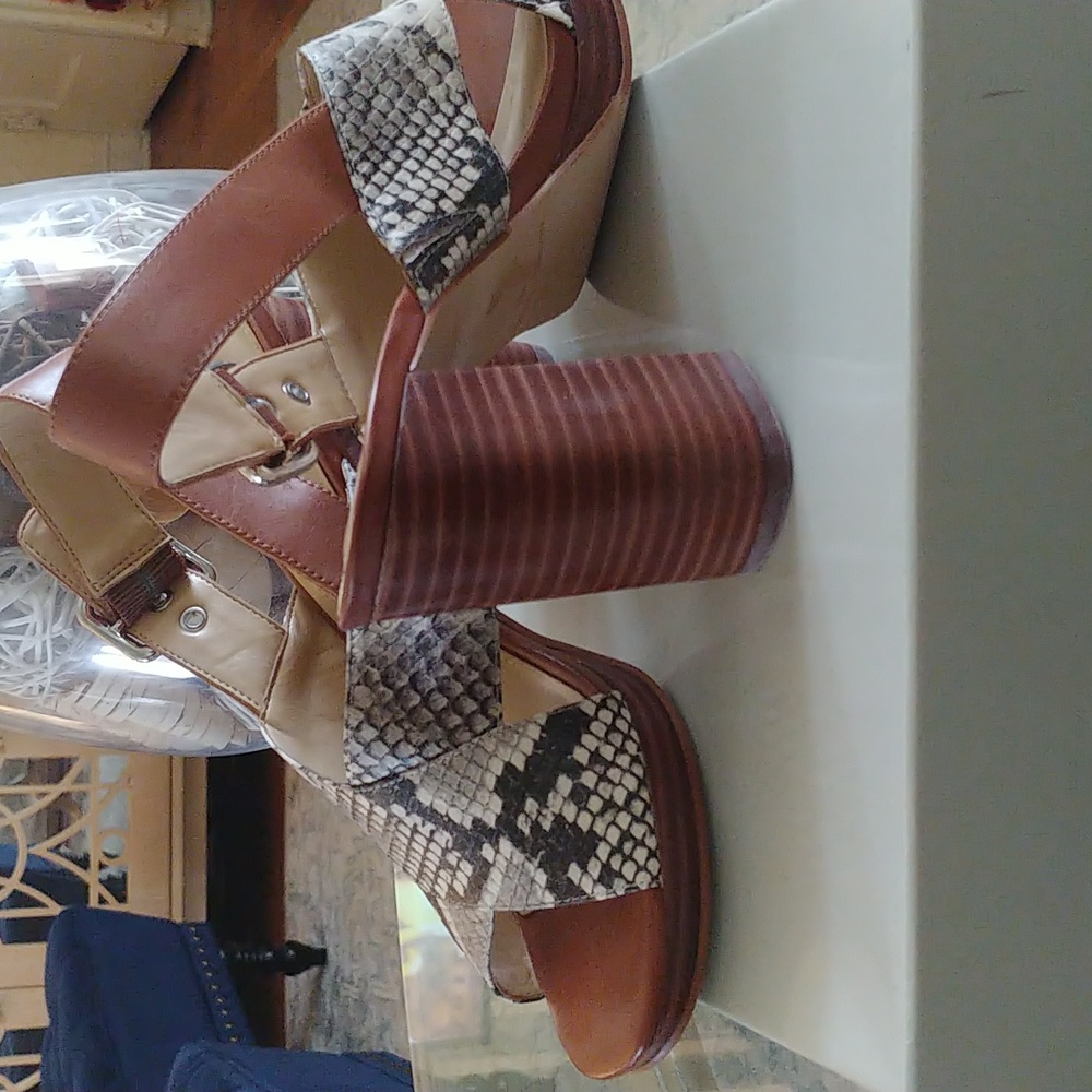 Excellent Condition - Marc Fisher 4" Block Heel .… - image 2